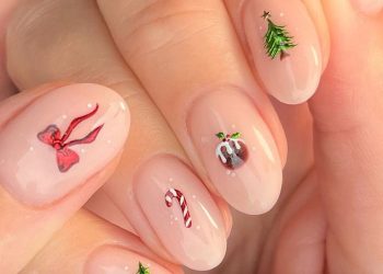 Vogue’s Guide to the Chicest Christmas Nail Designs
