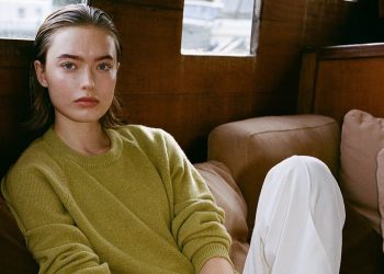 10 Vogue Editor-Approved Airport Outfits to Travel Home in for the Holidays