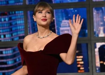Taylor Swift Declares Her Colors for the Holiday Season