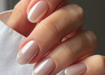 Soft Chrome Nails Are a Springtime Twist on the Shimmering Trend