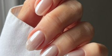 Soft Chrome Nails Are a Springtime Twist on the Shimmering Trend