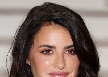 Penélope Cruz’s ‘Boyfriend Bob’ is Super Short—And Honey Blonde