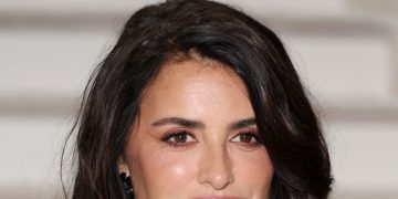 Penélope Cruz’s ‘Boyfriend Bob’ is Super Short—And Honey Blonde