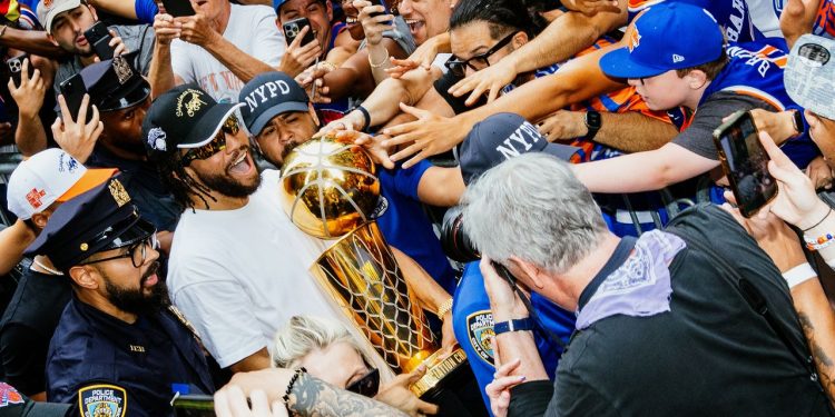 At the Parade of Champions, Knicks Fans Color New York City Orange and Blue