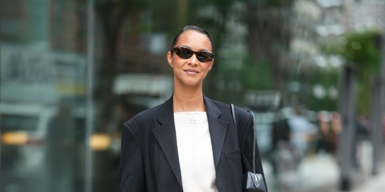 5 Ways to Style A ’60s Shift Dress for Summer