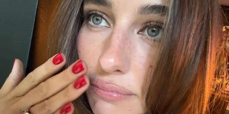 How to Buy an Antique Engagement Ring, Like Devon Lee Carlson and Taylor Swift