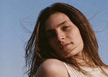 5 Texture Powders That Make Fine Hair Look Fuller