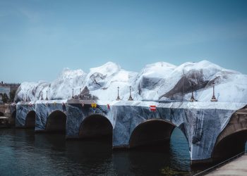 From Paris’s Historic Pont Neuf Bridge, a Dramatic Cave Rises