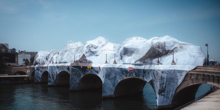 From Paris’s Historic Pont Neuf Bridge, a Dramatic Cave Rises