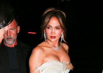 Jennifer Lopez Can’t Stop Wearing the Season’s Most Divisive Shoe