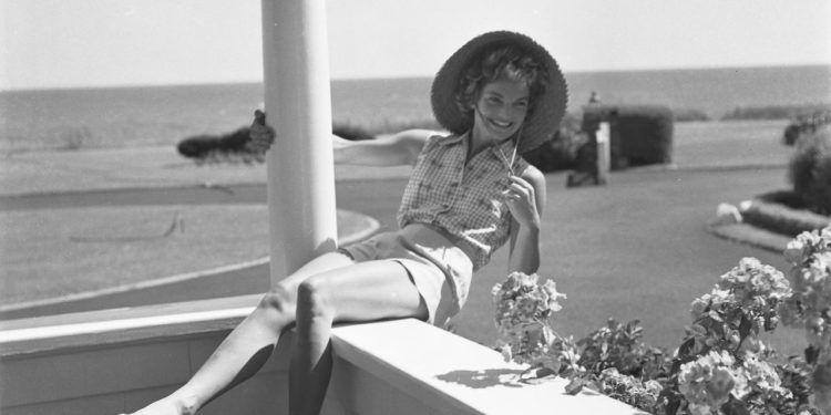 25 Vintage Photos of Jackie Kennedy Summering in Hyannis Port, Massachusetts