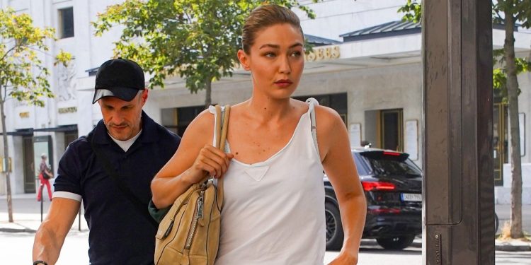 10 Tank Top Outfits That Are Effortlessly Easy for Summer