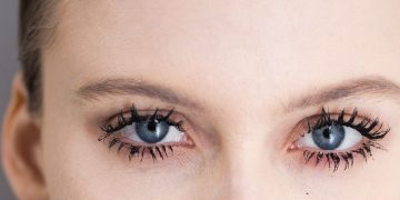 Try the Romantic Wet Lash Look This Summer