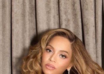 Beyoncé Brings the Business Capri Suit to the Stage With Jay-Z