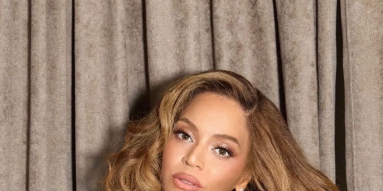 Beyoncé Brings the Business Capri Suit to the Stage With Jay-Z